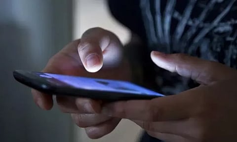 கிரிண்டர் செயலி பழக்கத்தால் விபரீதம்: செல்போன், பணத்தை பறிகொடுத்த என்ஜினீயர்