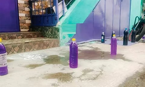 சொட்டு நீலம் கலந்த தண்ணீர் பாட்டில்களுக்கு தெருநாய்கள் அஞ்சுமா? - ஓசூரில் மக்கள் புதிய முயற்சி