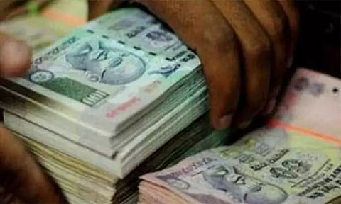 வழிப்பறி வழக்கில் கைதானவரிடம் பறிமுதல் செய்ததில் கையாடல்.. ஆயுதப்படைக்கு மாற்றப்பட்ட பெண் இன்ஸ்பெக்டர்