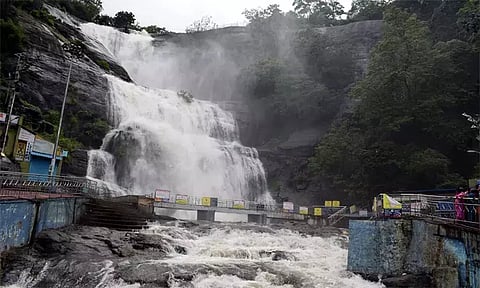 பழைய குற்றாலம் அருவியில் குளிக்க நேரம் குறைப்பு: காரணம் என்ன?