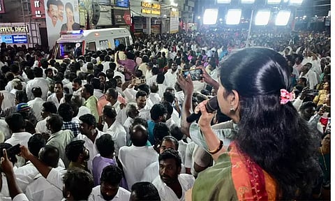 கனிமொழி பொதுக்கூட்டத்திலும் வந்தது ஆம்புலன்ஸ்