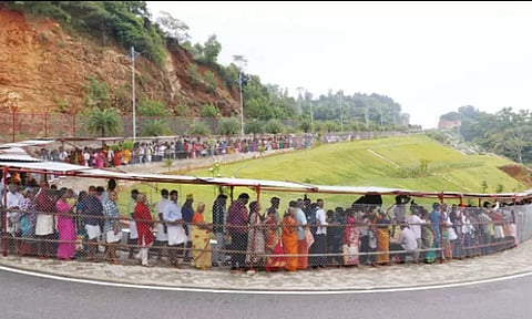 திருப்பதி கோவிலில் அலைமோதும் பக்தர்கள் கூட்டம்: 24 மணி நேரம் காத்திருந்து தரிசனம்