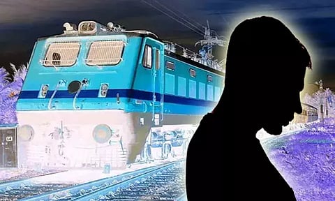 பாலியல் தொந்தரவு: திருச்சி அண்ணா பல்கலைக்கழக மாணவர் ரெயில் முன் பாய்ந்து தற்கொலை