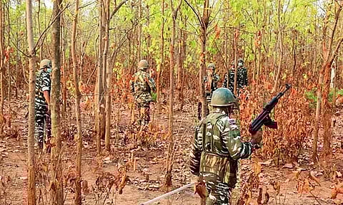 சத்தீஷ்கார்: 2 நக்சலைட்டுகள் சுட்டுக்கொலை; பாதுகாப்புப்படையினர் அதிரடி