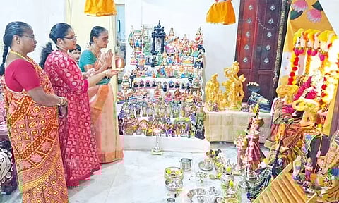 நவராத்திரி விழா தொடக்கம்: வீடுகளில் கொலு வைத்து மக்கள் வழிபாடு