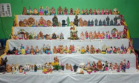 பரமத்தி வேலூர்: அம்மன் கோவில்களில் நவராத்திரி விழா.. கொலு பொம்மைகள் வைத்து வழிபாடு