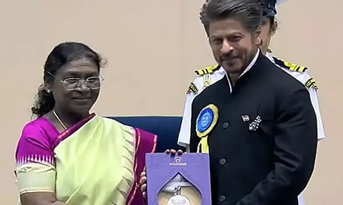 71வது தேசிய திரைப்பட விருதுகள்: சிறந்த நடிகர் விருது பெற்ற ஷாருக்கான்