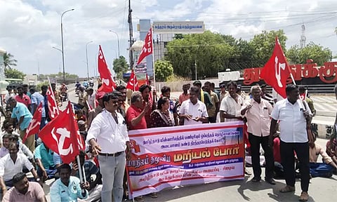 தூத்துக்குடி: பணி நிரந்தரம் கோரி மின்வாரிய தொழிலாளர்கள் மறியல்- 120 பேர் கைது