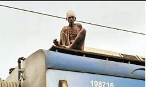 ரெயிலின் மேற்கூரையில் அமர்ந்து பயணித்த நபரால் பரபரப்பு