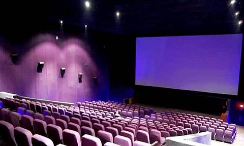 தியேட்டர் டிக்கெட் கட்டணமாக ரூ.200 வசூலிக்க தடை; ஐகோர்ட்டு அதிரடி உத்தரவு