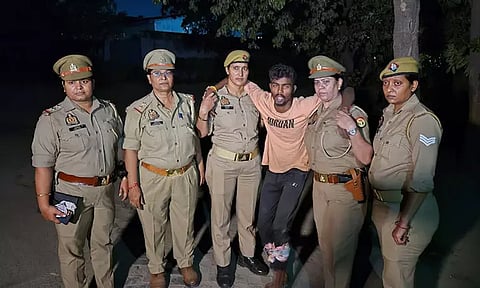 உ.பி.: தேடப்படும் குற்றவாளியை சுற்றி வளைத்து... பெண் போலீஸ் படையின் முதல் என்கவுன்ட்டர்