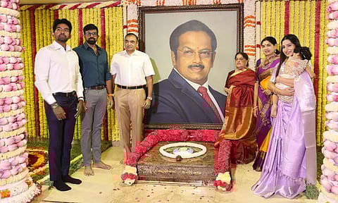 90-வது பிறந்த நாள்: டாக்டர் பா.சிவந்தி ஆதித்தனார் நினைவிடத்தில் மரியாதை