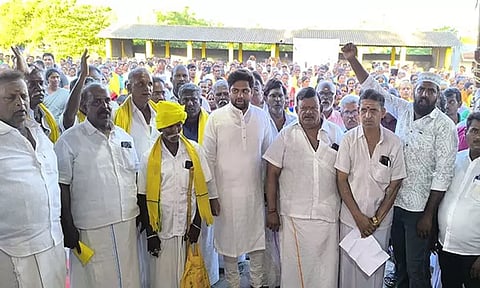 10-ம் வகுப்பு பாடத்தில் எட்டயபுரம் அரசர் குறித்து தவறான வரலாறு: திருத்த வலியுறுத்தி ஆர்ப்பாட்டம்