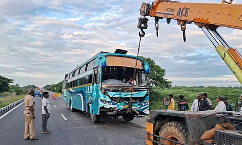 உளுந்தூர்பேட்டை அருகே பஸ் மீது லாரி மோதி விபத்து - 15 பேர் படுகாயம்