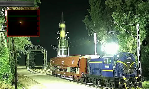 நாட்டிலேயே முதன்முறையாக... ரெயிலில் இருந்து ஏவப்பட்ட அக்னி பிரைம் ஏவுகணை பரிசோதனை வெற்றி; ராஜ்நாத் சிங் பாராட்டு