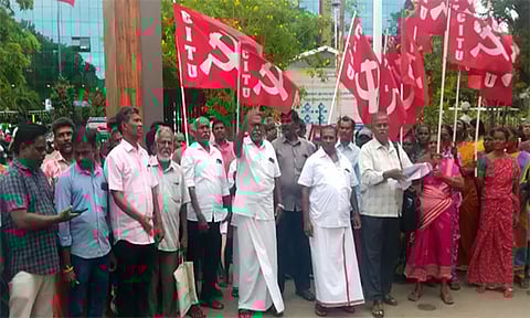 தூத்துக்குடி: தனியார் ஒப்பந்த அரசாணையை ரத்து செய்ய வலியுறுத்தி மாநகராட்சி தொழிலாளர்கள் போராட்டம்