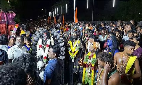 தூத்துக்குடியில் காளி வேடமணிந்த பக்தர்கள் ஊர்வலம்