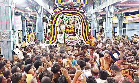 குலசேகரன்பட்டினம் தசரா: பார்வதி திருக்கோலத்தில் முத்தாரம்மன் வீதி உலா