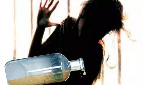 ஆசிரியை மீது ஆசிட் வீச்சு - அதிர்ச்சி சம்பவம்