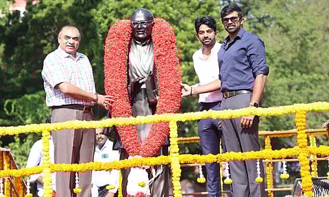 121-வது பிறந்தநாள்: சி.பா.ஆதித்தனார் சிலைக்கு தலைவர்கள் மரியாதை