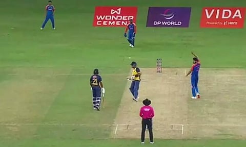 ஷனகா அவுட் குழப்பம்: கிரிக்கெட் விதி சொல்வது என்ன..?