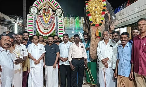 நவராத்திரி 4-ம் நாள்: வெள்ளி காமதேனு வாகனத்தில் பவனி வந்த கன்னியாகுமரி பகவதி அம்மன்