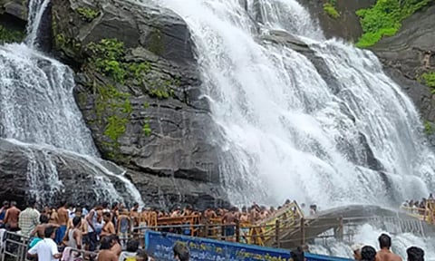 குற்றால அருவிகளில் தண்ணீர் ஆர்ப்பரிப்பு; சுற்றுலா பயணிகள் உற்சாகம்