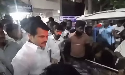 கரூர் அரசு மருத்துவமனைக்கு நேரில் சென்ற செந்தில் பாலாஜி