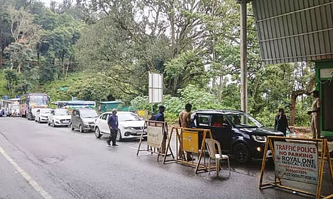 நீலகிரிக்கு சுற்றுலா பயணிகள் வருகை அதிகரிப்பு- நீண்ட தூரம் அணிவகுத்து நின்ற வாகனங்கள்