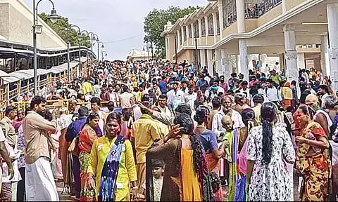 திருச்செந்தூர் கோவிலில் 5 மணி நேரம் காத்திருந்து பக்தர்கள் தரிசனம்