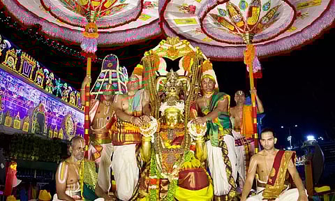 ’லட்சக்கணக்கான பக்தர்கள் மத்தியில்...’ திருப்பதியில் விமரிசையாக நடைபெற்ற கருட சேவை