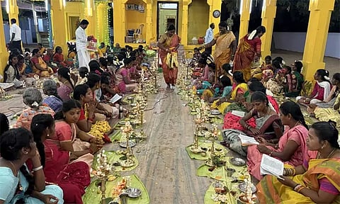 ஏரல் அருகே முத்தாரம்மன் கோவில் கொடைவிழா- திருவிளக்கு பூஜை