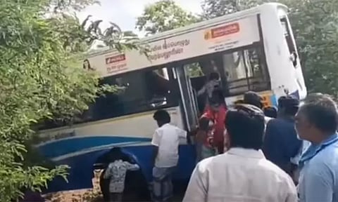 திருச்சி: பள்ளத்தில் கவிழ்ந்த அரசு பேருந்து.. பயணிகளின் நிலை?