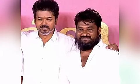 கரூர் துயர சம்பவம்: தவெக கரூர் தெற்கு நகரப் பொருளாளர் கைது