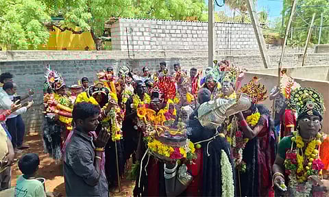குலசை தசரா திருவிழா களை கட்டியது: காளி வேடமணிந்து ஆக்ரோஷமாக ஆடி வந்த பக்தர்கள்