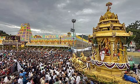 பிரம்மோற்சவ விழா 6-வது நாள்: திருப்பதியில் கோலாகலமாக நடந்த தங்க தேரோட்டம்