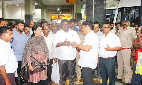 ஆயுதபூஜை விடுமுறை: சிறப்பு பஸ்கள் இயக்கம் குறித்து அமைச்சர் சிவசங்கர் ஆய்வு