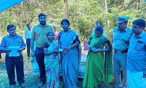 மலைவாழ் மக்களுக்கு மின்னணு நலவாரிய அட்டைகள்: கன்னியாகுமரி கலெக்டர் வழங்கினார்