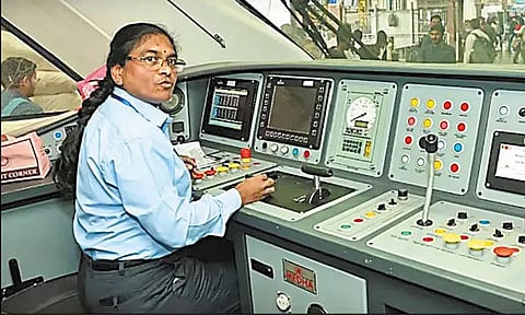 இந்திய ரெயில்வேயின் முதல் பெண் என்ஜின் டிரைவர் பணி ஓய்வு