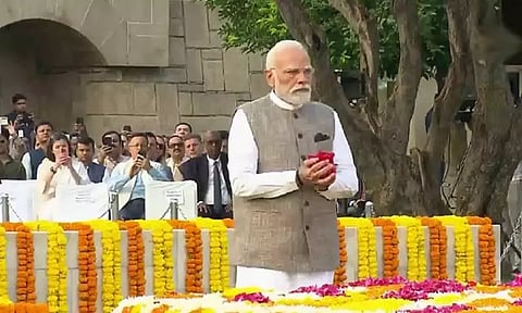 காந்தி ஜெயந்தி: நினைவிடத்தில் பிரதமர் மோடி மரியாதை