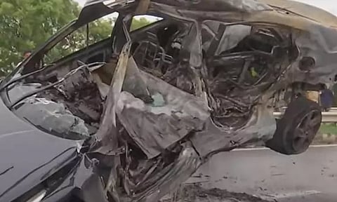 விழுப்புரம் அருகே கார் மோதி தீப்பிடித்து 3 பேர் பலி