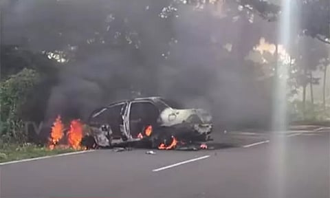 சாலையில் திடீரென தீப்பற்றி எரிந்த கார் - நூலிழையில் உயிர் தப்பிய தம்பதி