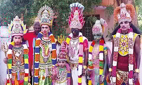 குலசேகரப்பட்டினத்தில் இன்று சூரசம்ஹாரம்: குவியும் பக்தர்கள்