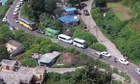 2-வது நாளாக.. கொடைக்கானலில் பல கிலோ மீட்டருக்கு அணிவகுத்து நிற்கும் வாகனங்கள்