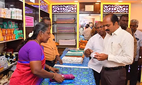 திருநெல்வேலியில் தீபாவளி கதர் சிறப்பு தள்ளுபடி விற்பனை: கலெக்டர் தொடங்கி வைத்தார்