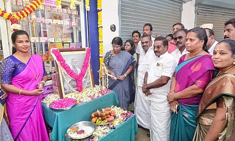 கன்னியாகுமரி: கதர் அங்காடிகளில் தீபாவளி சிறப்பு தள்ளுபடி விற்பனை- கலெக்டர் துவக்கி வைத்தார்