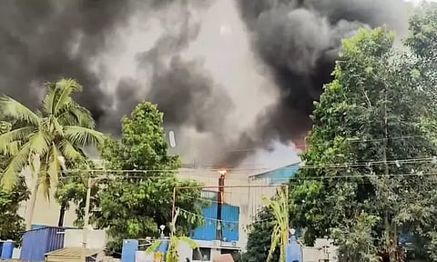 திருவள்ளூர்: ஊதுபத்தி தொழிற்சாலையில் பயங்கர தீ விபத்து- ரூ.10 கோடி மதிப்பிலான பொருட்கள் எரிந்து சேதம்