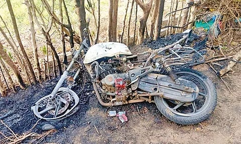 த.வெ.க. பிரமுகர் வீட்டில் பெட்ரோல் ஊற்றி தீ வைப்பு: 5 பேர் கைது