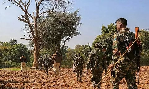 சத்தீஸ்கரில் 103 நக்சலைட்டுகள் ஆயுதங்களுடன் சரண்