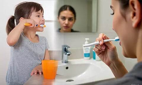 பல் துலக்கினால் மட்டும் போதாது.. பிரஷ் விஷயத்திலும் அக்கறை தேவை..!